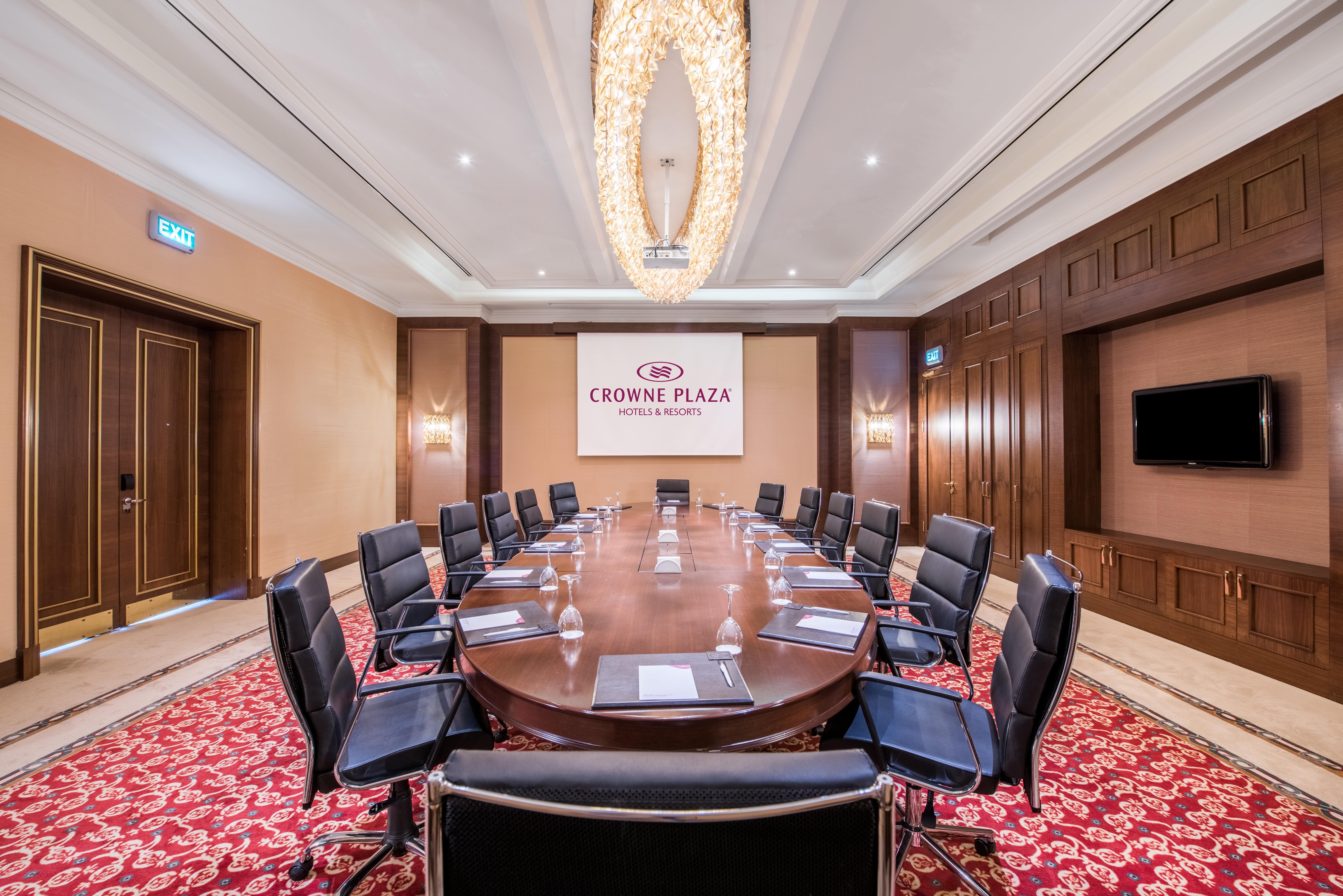 Crowne Plaza By Ihg Отель 5*